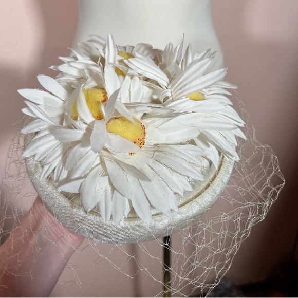 Vintage 1960\'s feminine white Daisy Derby Pill Box Hat with Net cage main image 6